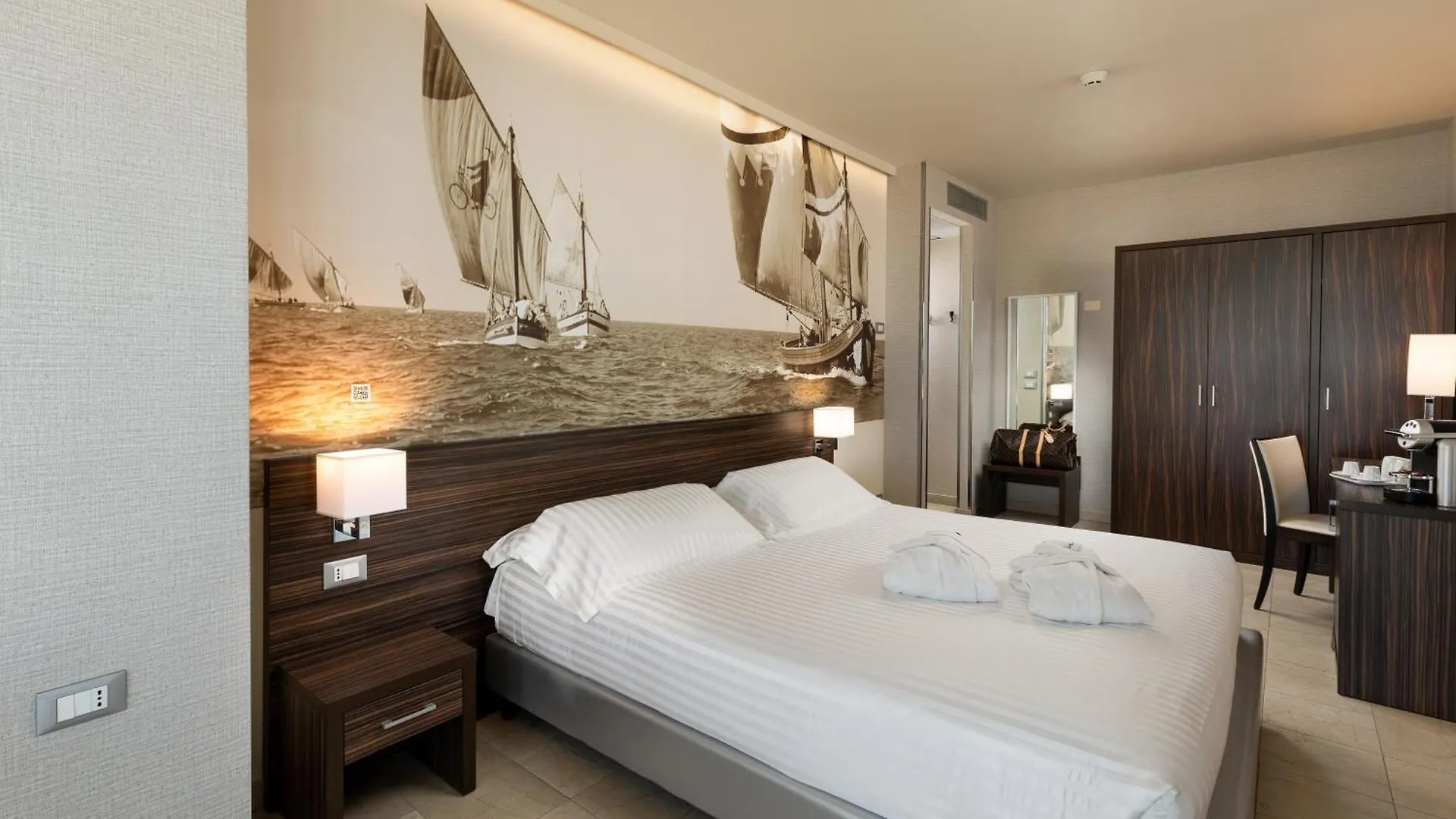 Mercure Rimini Lungomare 4*,