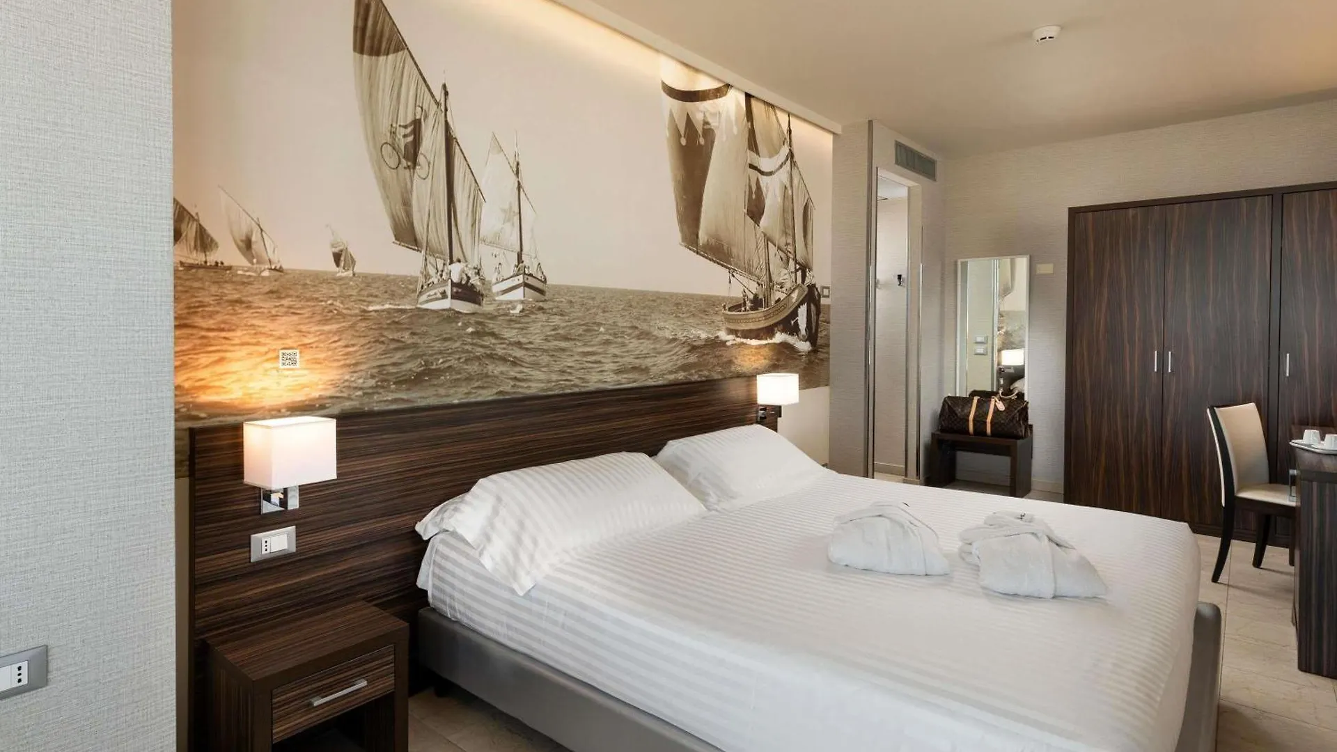 Mercure Rimini Lungomare 4*,